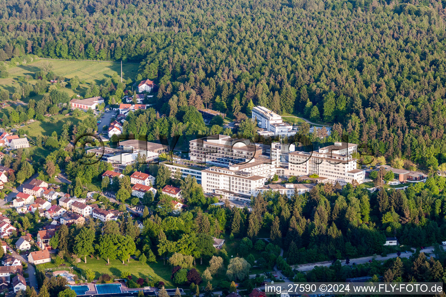 Photographie aérienne de Locaux hospitaliers du centre de rééducation de la clinique de rééducation BBRZ Karlsbad à le quartier Langensteinbach in Karlsbad dans le département Bade-Wurtemberg, Allemagne