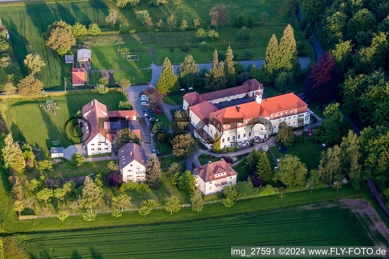 Vue aérienne de Site, administration et base de l'organisation humanitaire à but non lucratif Bible Home Bethanien à le quartier Langensteinbach in Karlsbad dans le département Bade-Wurtemberg, Allemagne