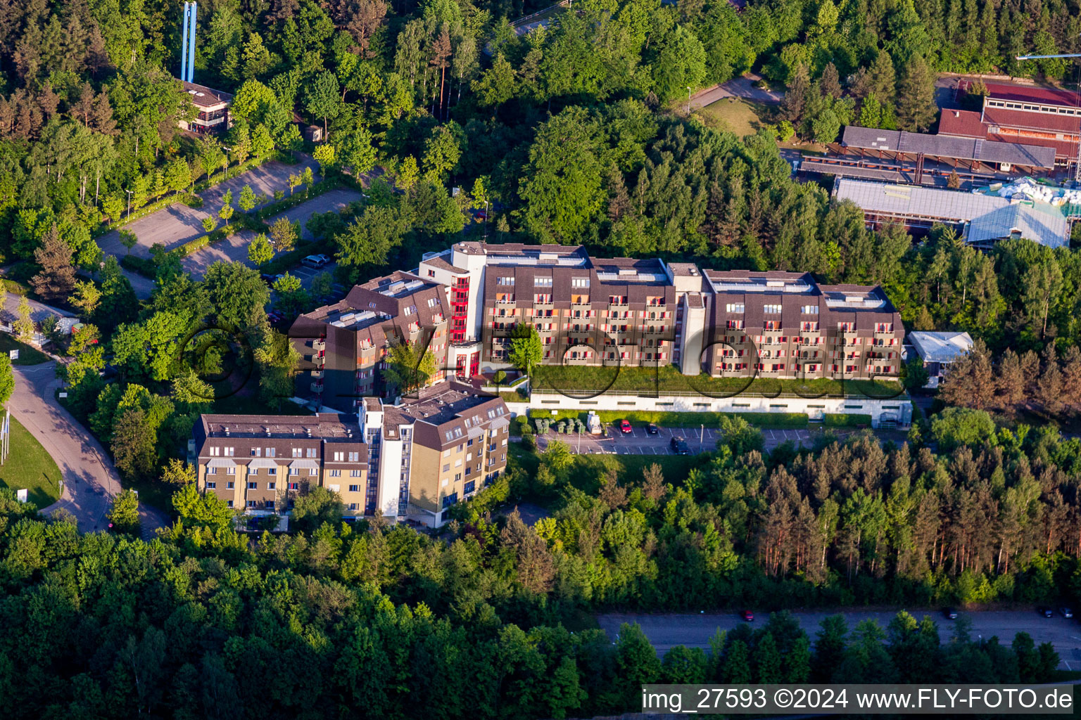 Vue aérienne de Ecole technique SRH de kinésithérapie à le quartier Langensteinbach in Karlsbad dans le département Bade-Wurtemberg, Allemagne