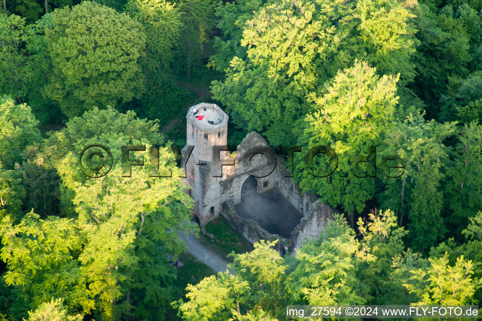 Vue aérienne de Ruines de Barbara à le quartier Langensteinbach in Karlsbad dans le département Bade-Wurtemberg, Allemagne