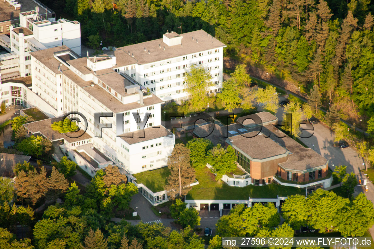 Vue aérienne de Clinique de SSR à le quartier Langensteinbach in Karlsbad dans le département Bade-Wurtemberg, Allemagne