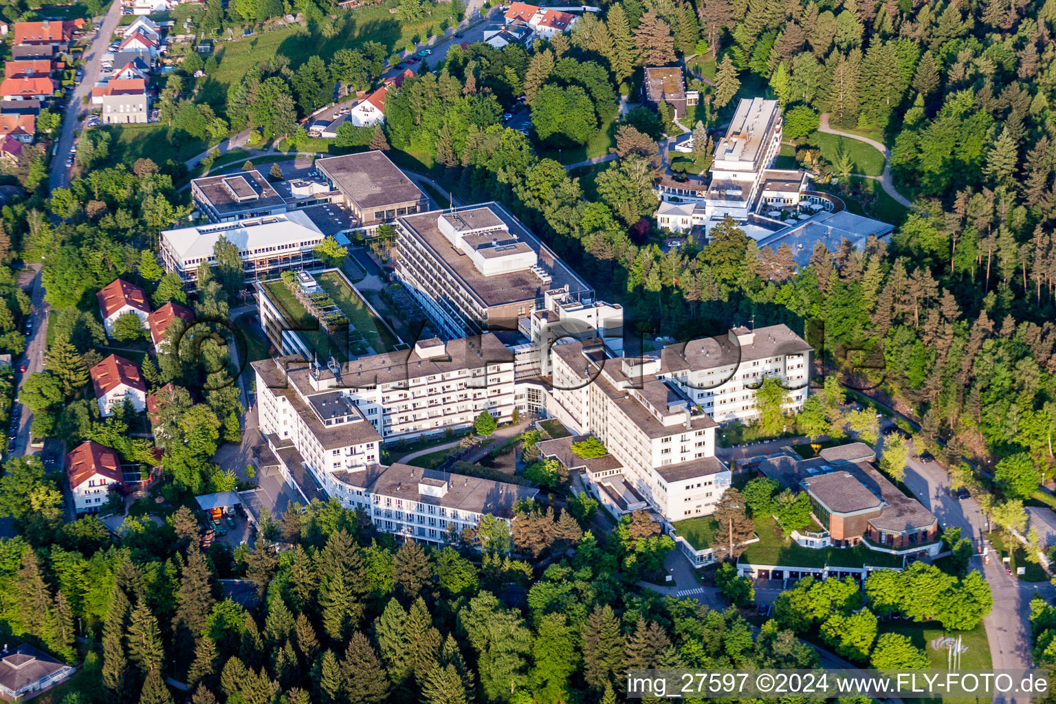 Locaux hospitaliers du centre de rééducation de la clinique de rééducation BBRZ Karlsbad à le quartier Langensteinbach in Karlsbad dans le département Bade-Wurtemberg, Allemagne d'en haut