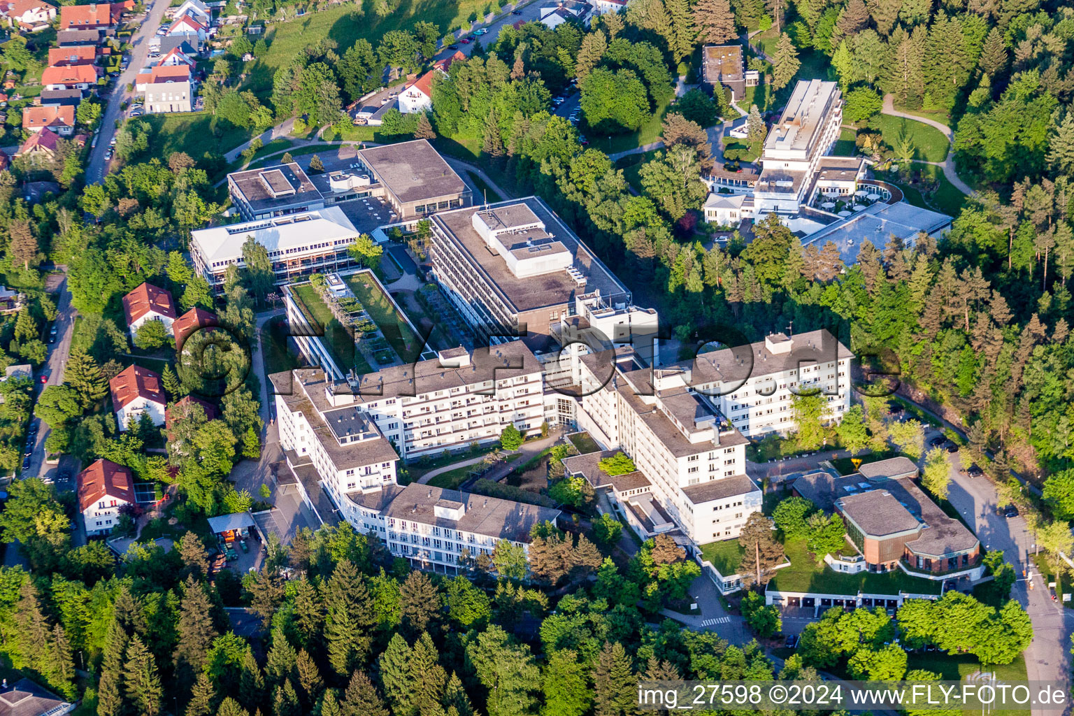 Vue aérienne de Clinique de SSR à le quartier Langensteinbach in Karlsbad dans le département Bade-Wurtemberg, Allemagne