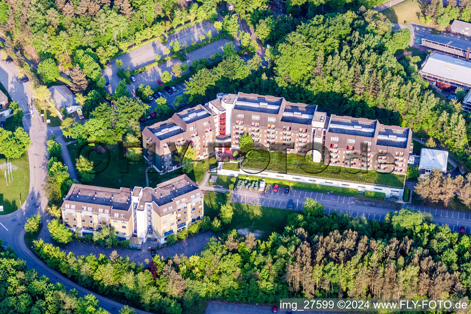 Vue aérienne de Bâtiment dortoir des sœurs SRH RPK Karlsbad GmbH à le quartier Langensteinbach in Karlsbad dans le département Bade-Wurtemberg, Allemagne