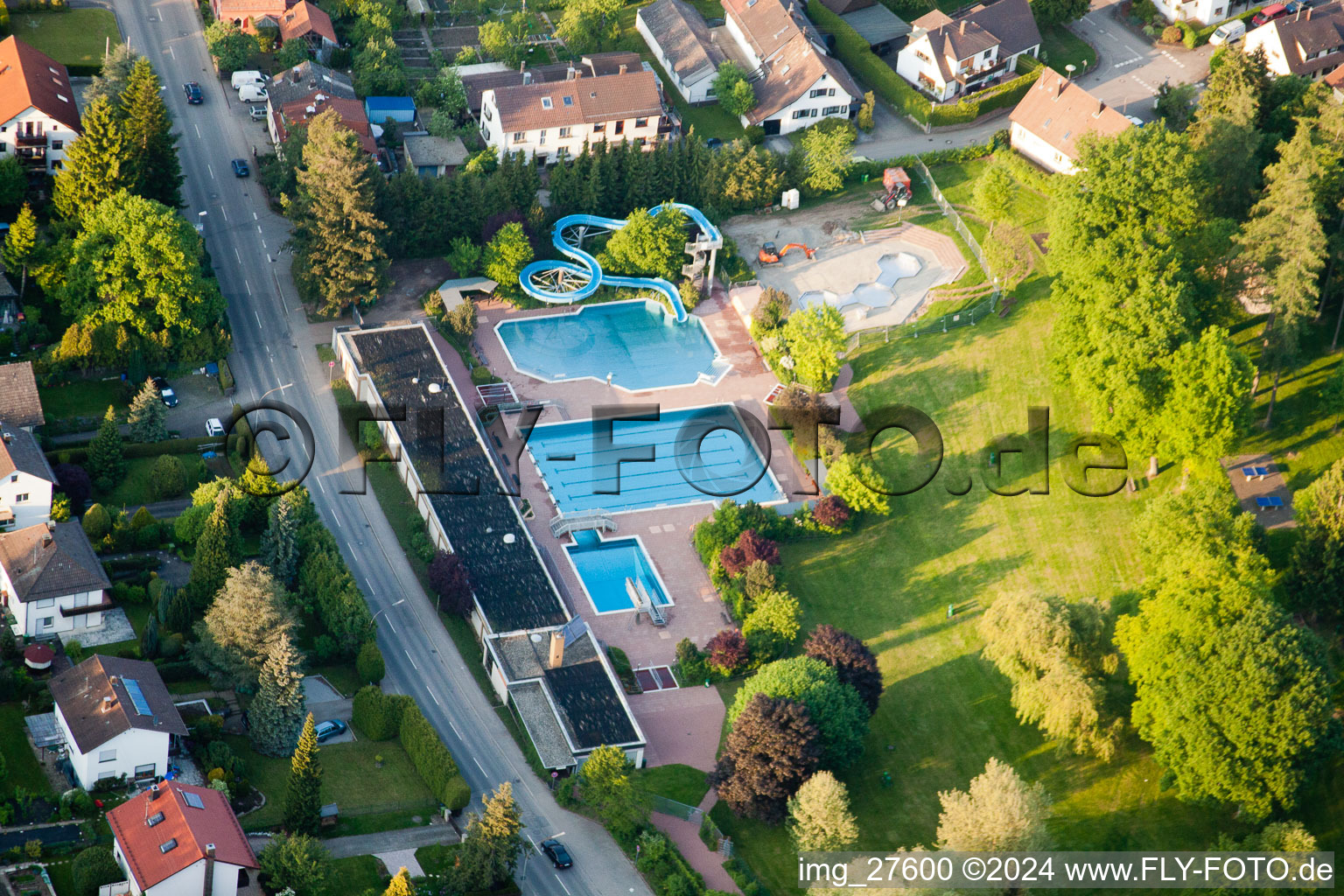 Vue aérienne de Piscine extérieure à le quartier Langensteinbach in Karlsbad dans le département Bade-Wurtemberg, Allemagne