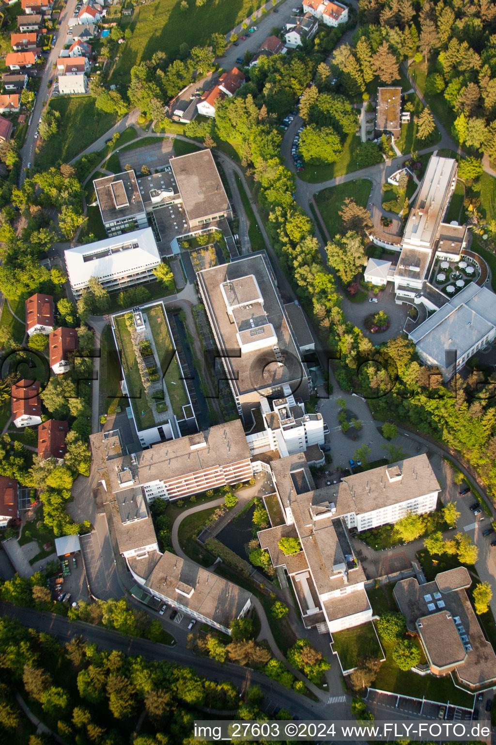 Clinique de SSR à le quartier Langensteinbach in Karlsbad dans le département Bade-Wurtemberg, Allemagne d'en haut