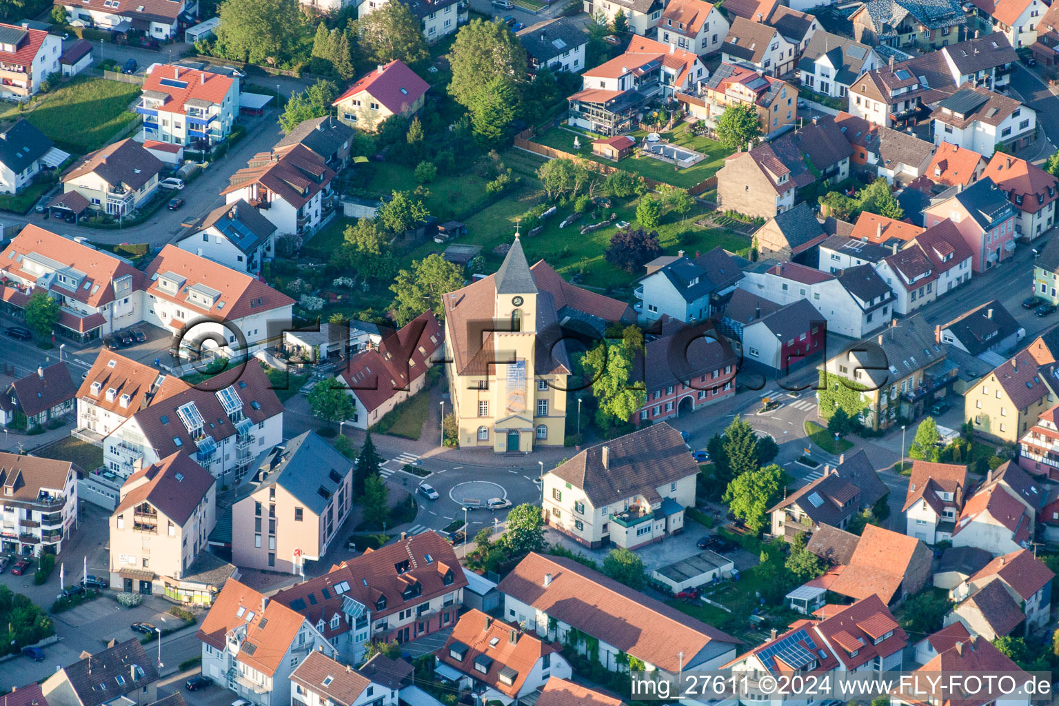 Vue aérienne de Weinbrennerkirche Langensteinbach dans le centre historique du centre-ville à le quartier Langensteinbach in Karlsbad dans le département Bade-Wurtemberg, Allemagne