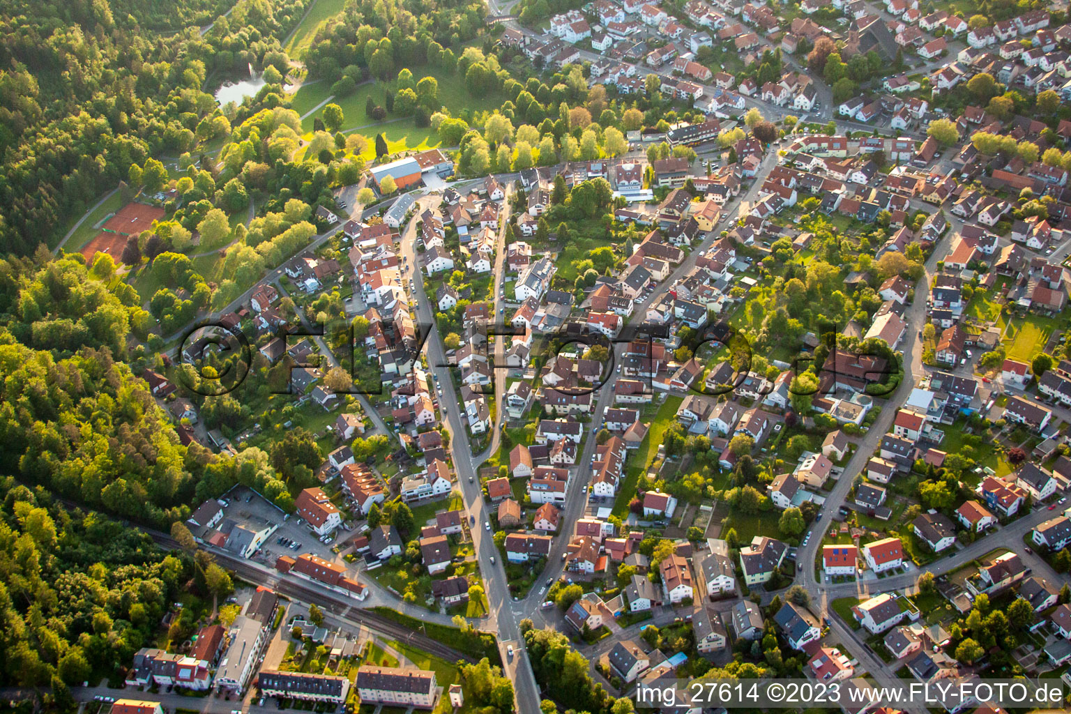 Vue aérienne de Pforzheimerstr à le quartier Reichenbach in Waldbronn dans le département Bade-Wurtemberg, Allemagne