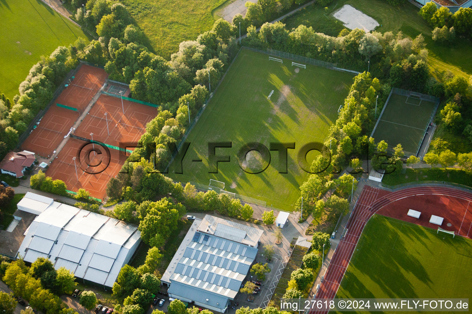 Vue oblique de Reichenbach, club de tennis Waldbronn e. v à le quartier Busenbach in Waldbronn dans le département Bade-Wurtemberg, Allemagne