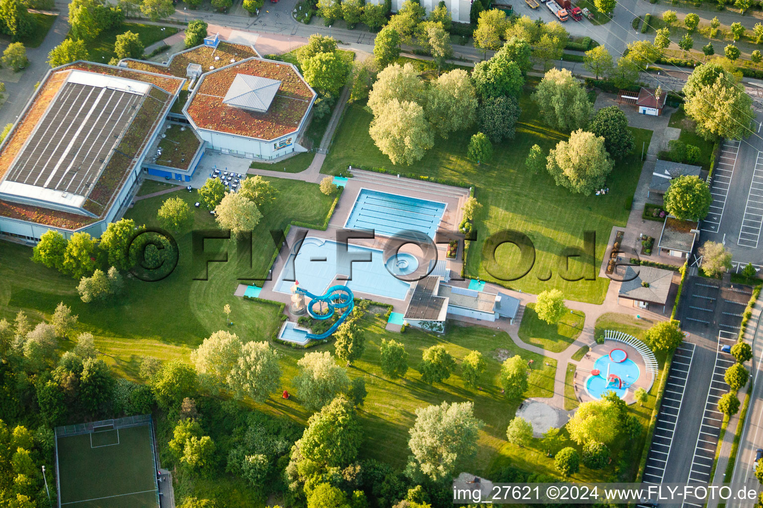 Vue aérienne de Piscine extérieure Waldbronn à le quartier Busenbach in Waldbronn dans le département Bade-Wurtemberg, Allemagne