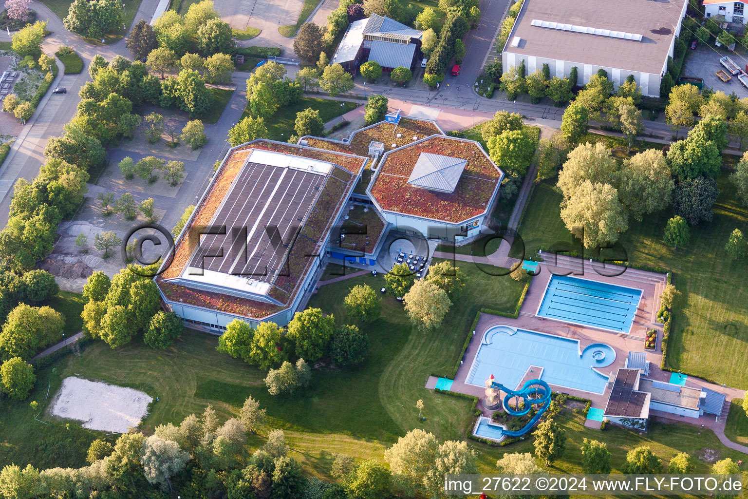 Vue aérienne de Piscine de la piscine extérieure Waldbronn à le quartier Busenbach in Waldbronn dans le département Bade-Wurtemberg, Allemagne