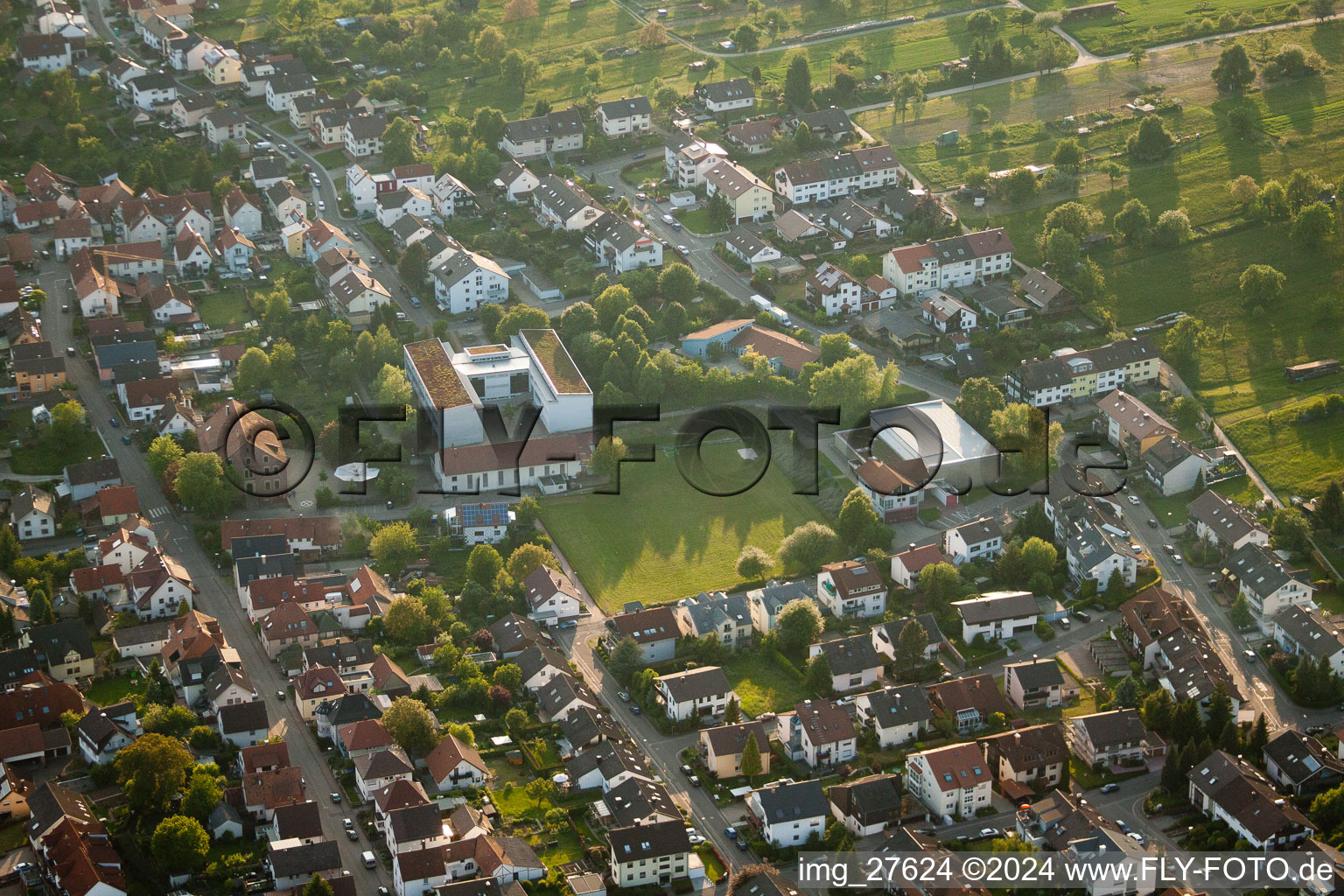 Vue aérienne de École Anne Frank à le quartier Busenbach in Waldbronn dans le département Bade-Wurtemberg, Allemagne