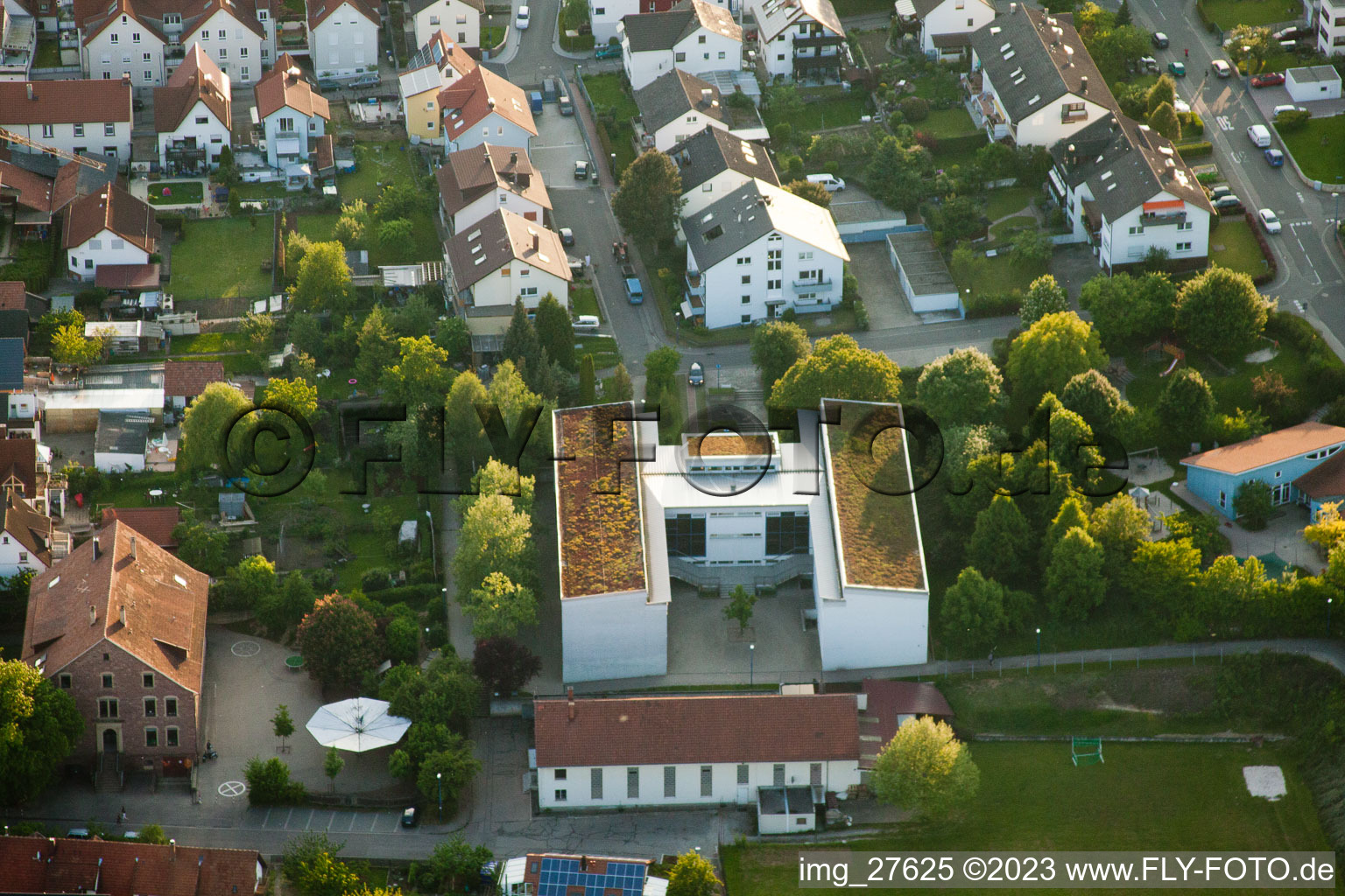 Vue aérienne de École Anne Frank à le quartier Busenbach in Waldbronn dans le département Bade-Wurtemberg, Allemagne
