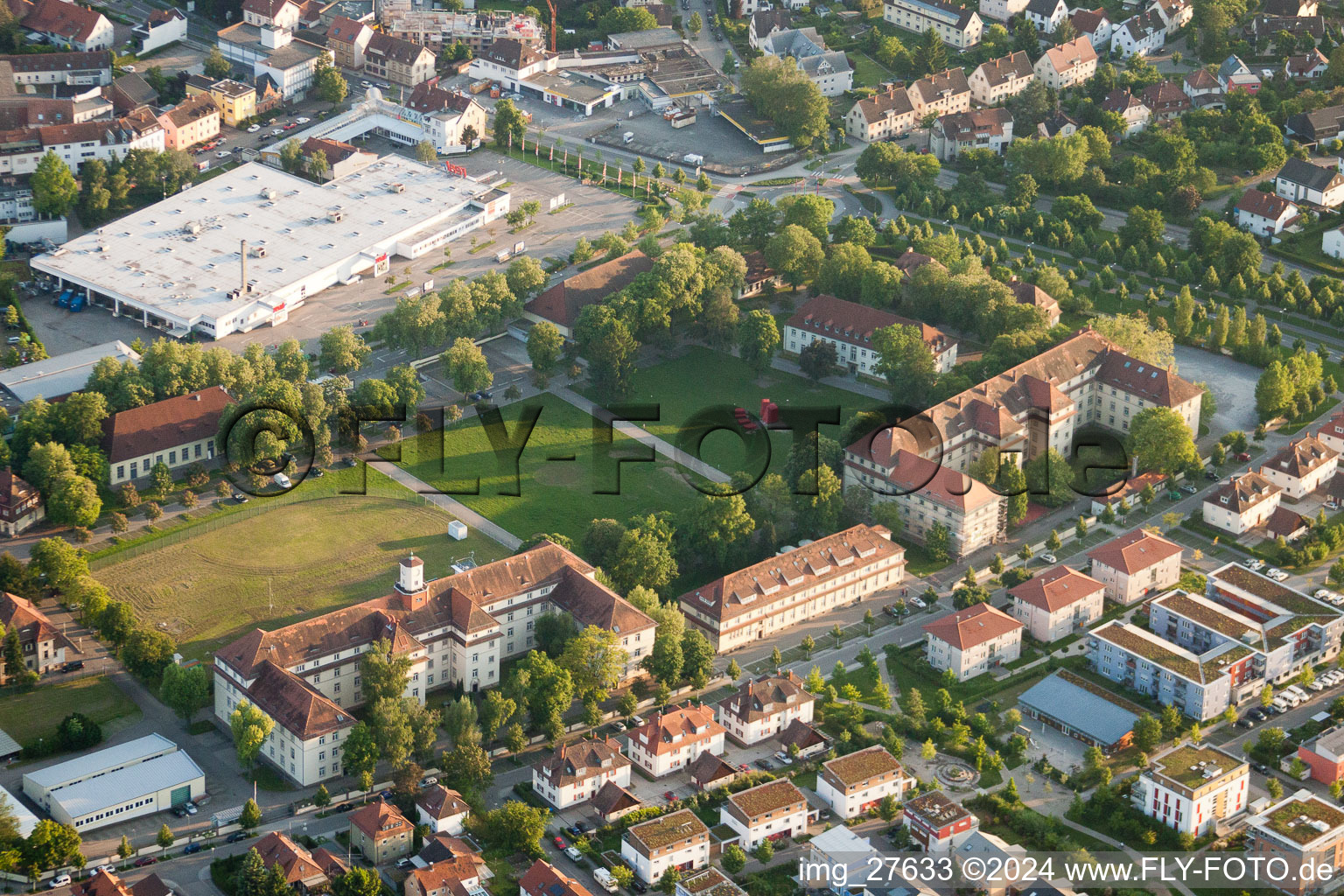 Vue aérienne de Gutleuthausstrasse à Ettlingen dans le département Bade-Wurtemberg, Allemagne