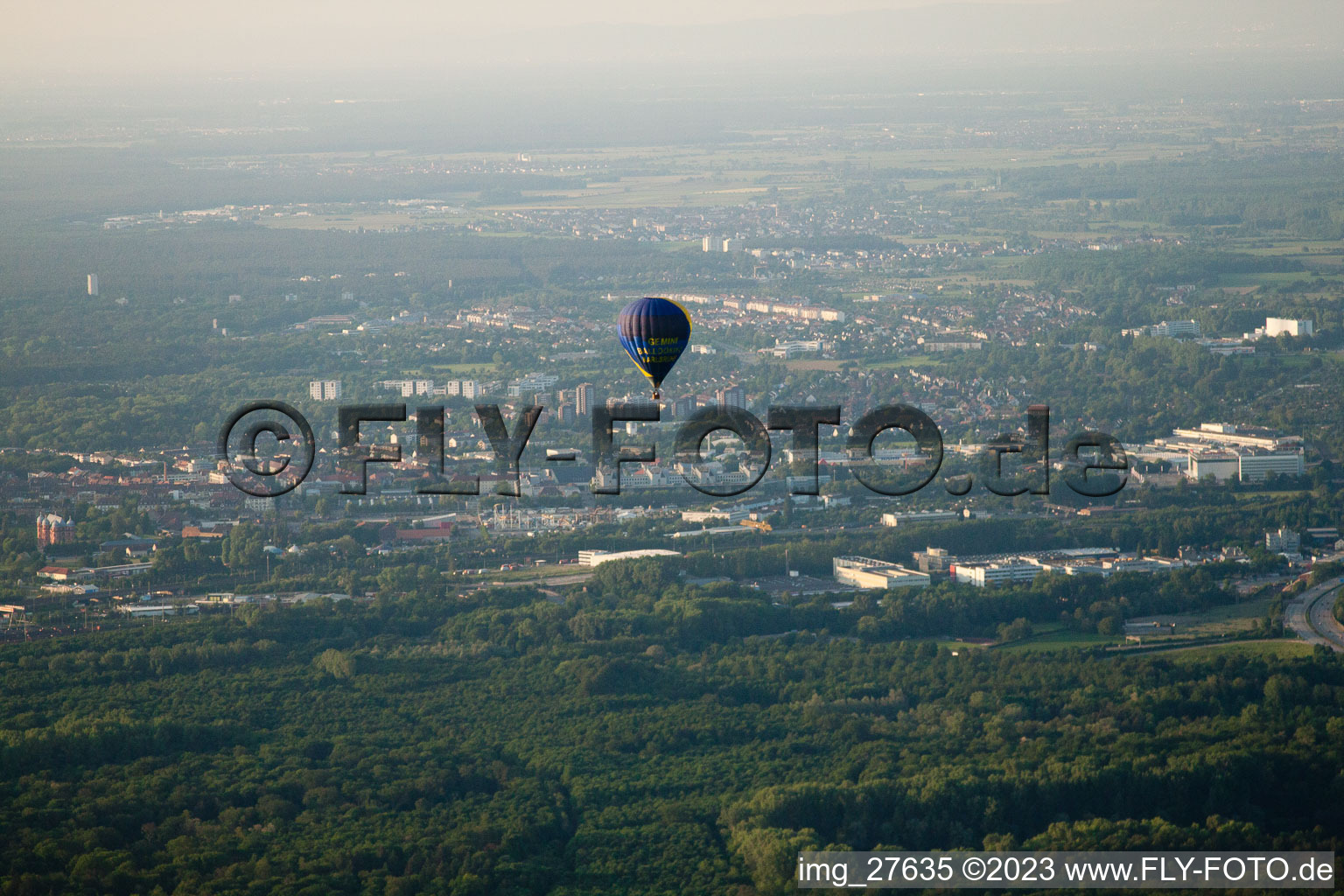 Vue aérienne de Rüppurr, ballon à le quartier Durlach in Karlsruhe dans le département Bade-Wurtemberg, Allemagne