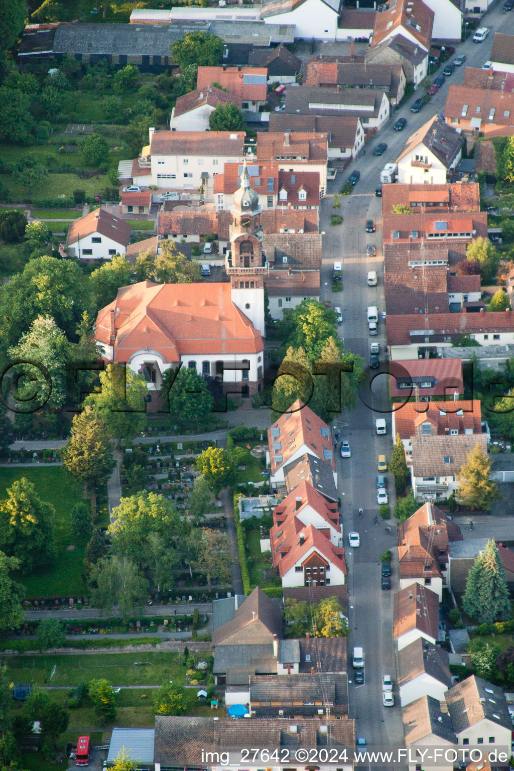 Vue aérienne de Église de la Résurrection à le quartier Rüppurr in Karlsruhe dans le département Bade-Wurtemberg, Allemagne