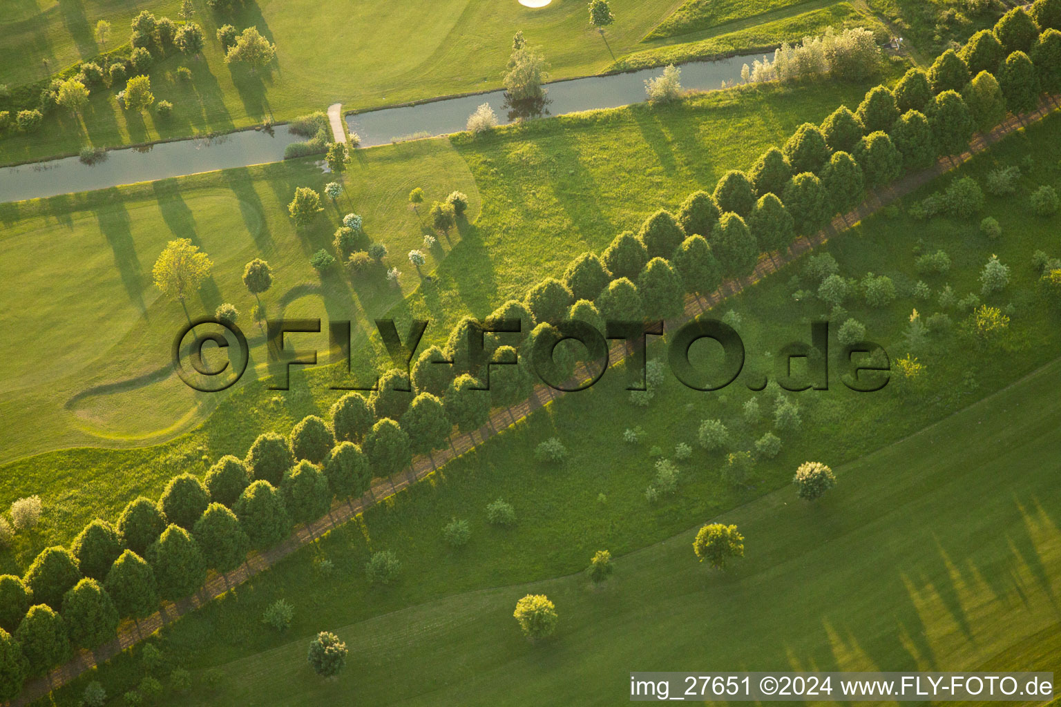 Vue aérienne de Zone du parcours de golf Hofgut Scheibenhardt eV à le quartier Beiertheim-Bulach in Karlsruhe dans le département Bade-Wurtemberg, Allemagne