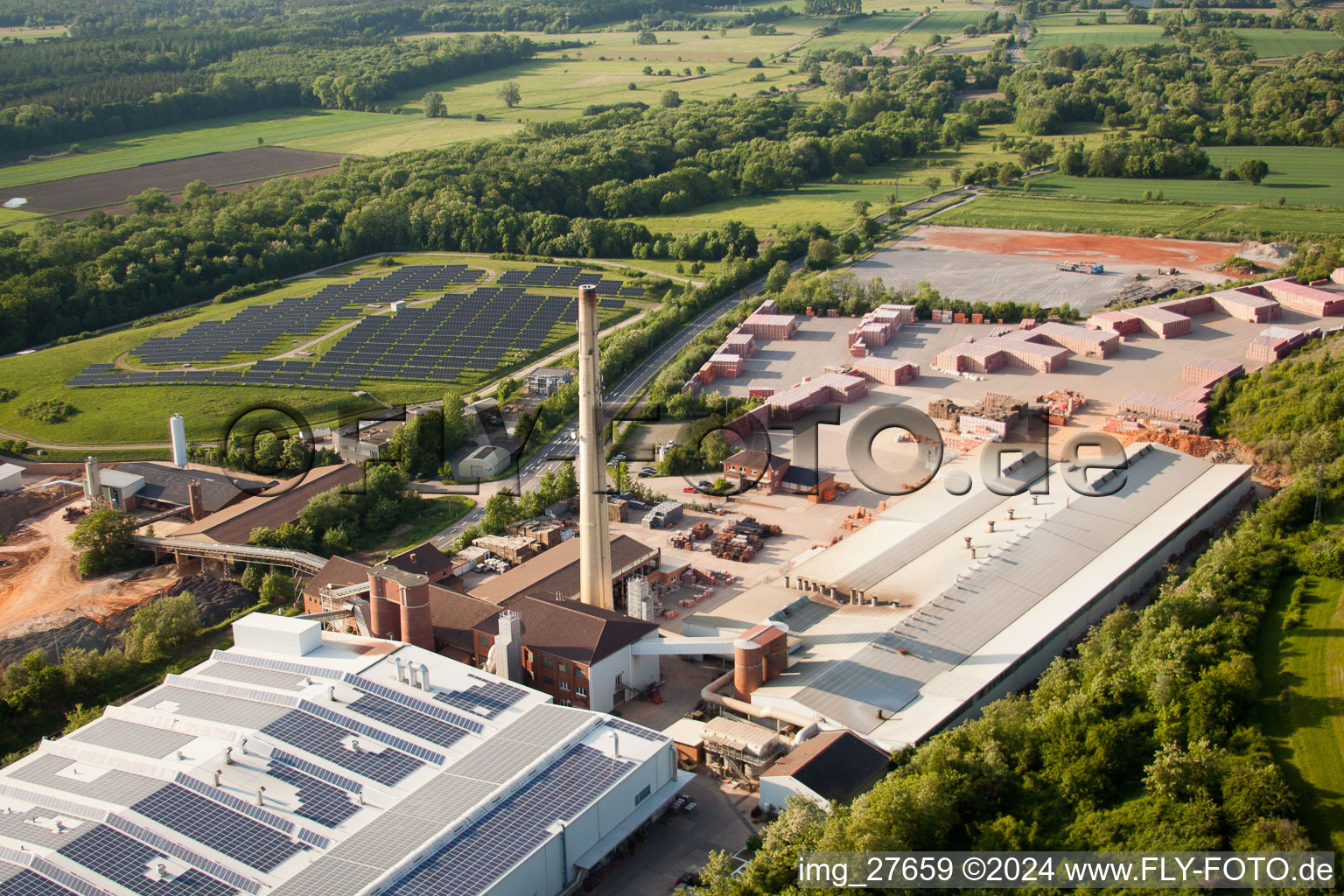 Installations techniques dans la zone industrielle WIENERBERGER MALSCH dans le district de Rot à Malsch dans le département Bade-Wurtemberg, Allemagne d'en haut