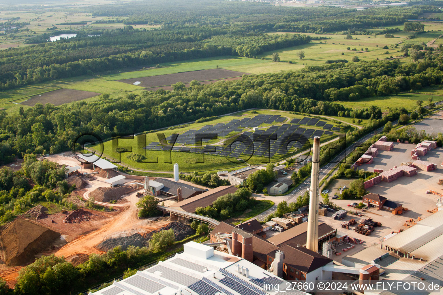 Installations techniques dans la zone industrielle WIENERBERGER MALSCH dans le district de Rot à Malsch dans le département Bade-Wurtemberg, Allemagne hors des airs