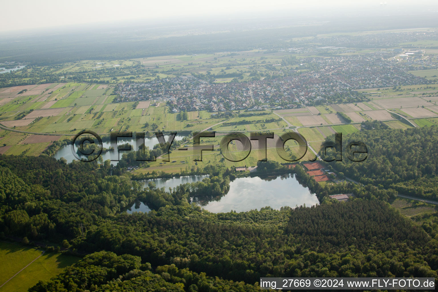 Vue aérienne de Lac de pêche à le quartier Rot in St. Leon-Rot dans le département Bade-Wurtemberg, Allemagne