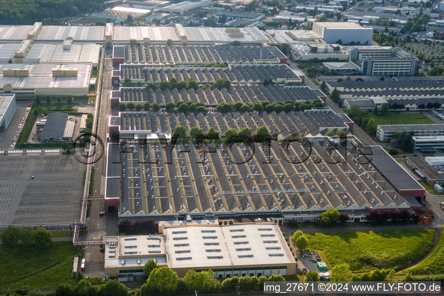 Vue aérienne de Sites de l'usine Heidelberger Druckmaschinen AG à le quartier Frauenweiler in Wiesloch dans le département Bade-Wurtemberg, Allemagne