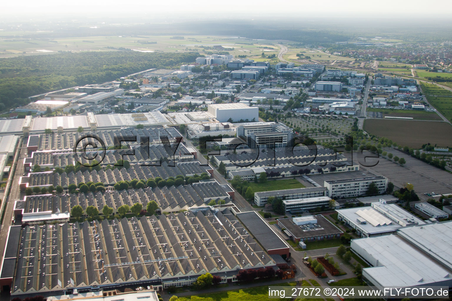 Vue aérienne de Heidelberger Druckmaschinen AG à le quartier Frauenweiler in Wiesloch dans le département Bade-Wurtemberg, Allemagne