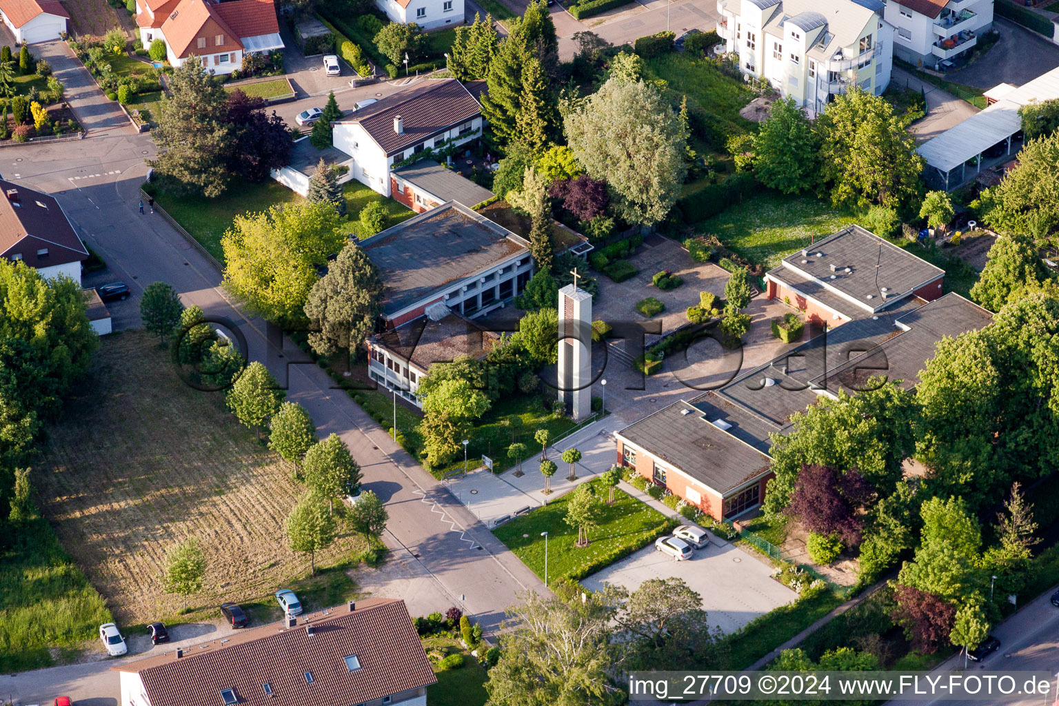 Vue aérienne de Communauté évangélique avec école maternelle One World à Wiesloch dans le département Bade-Wurtemberg, Allemagne