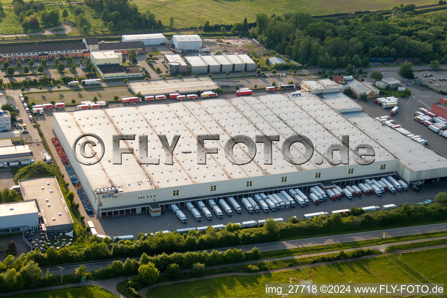 Vue aérienne de Complexe immobilier et terrain du centre logistique de Rewe Markt Gmbh Frische Zentrum à Wiesloch dans le département Bade-Wurtemberg, Allemagne