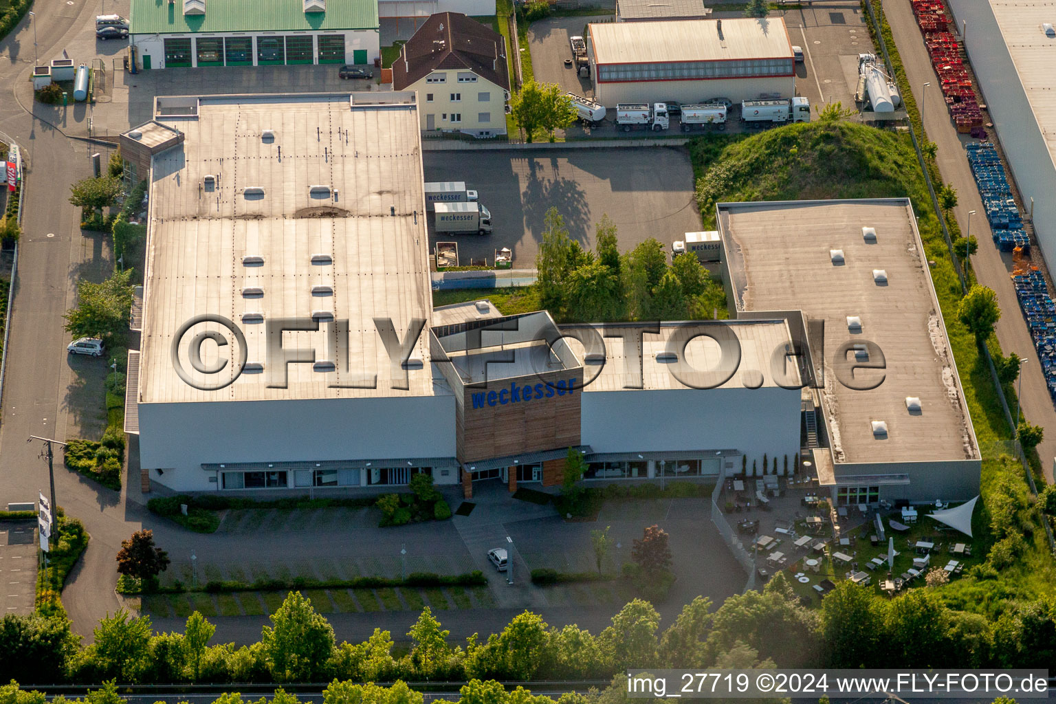 Vue aérienne de Magasin de meubles - marché de meubles de Weckesser Wohnen GmbH à Wiesloch dans le département Bade-Wurtemberg, Allemagne