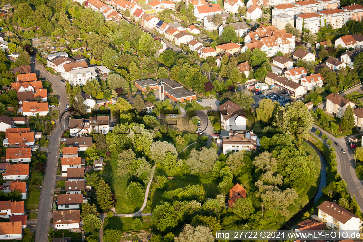 Vue aérienne de Christ Church de l'Ouest à Wiesloch dans le département Bade-Wurtemberg, Allemagne