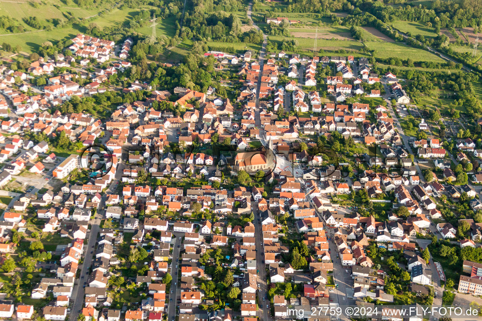 Vue aérienne de Vue des rues et des maisons des quartiers résidentiels à Rauenberg dans le département Bade-Wurtemberg, Allemagne
