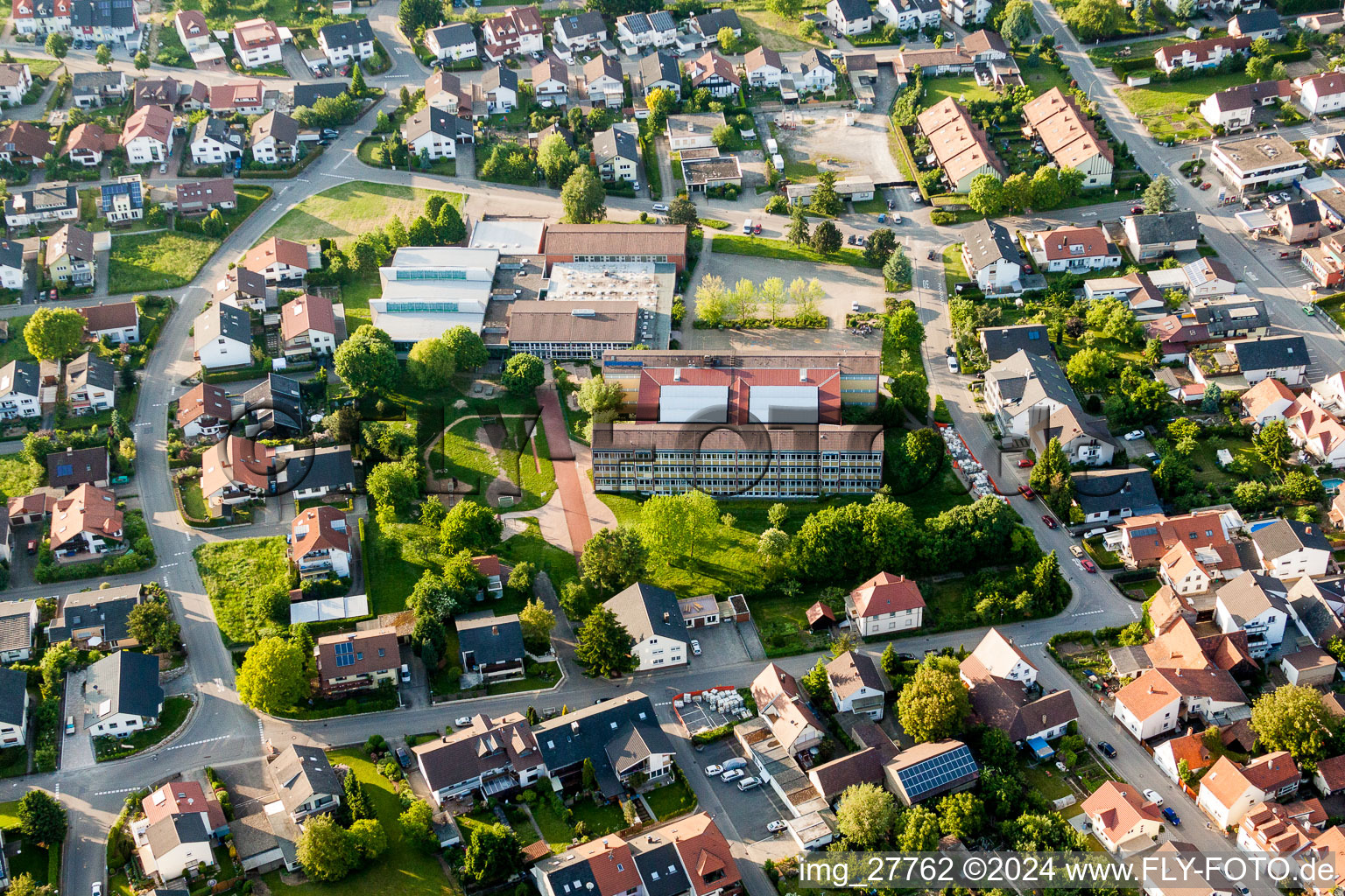 Vue aérienne de École Mannaberg et salle Mannaberg à Rauenberg dans le département Bade-Wurtemberg, Allemagne