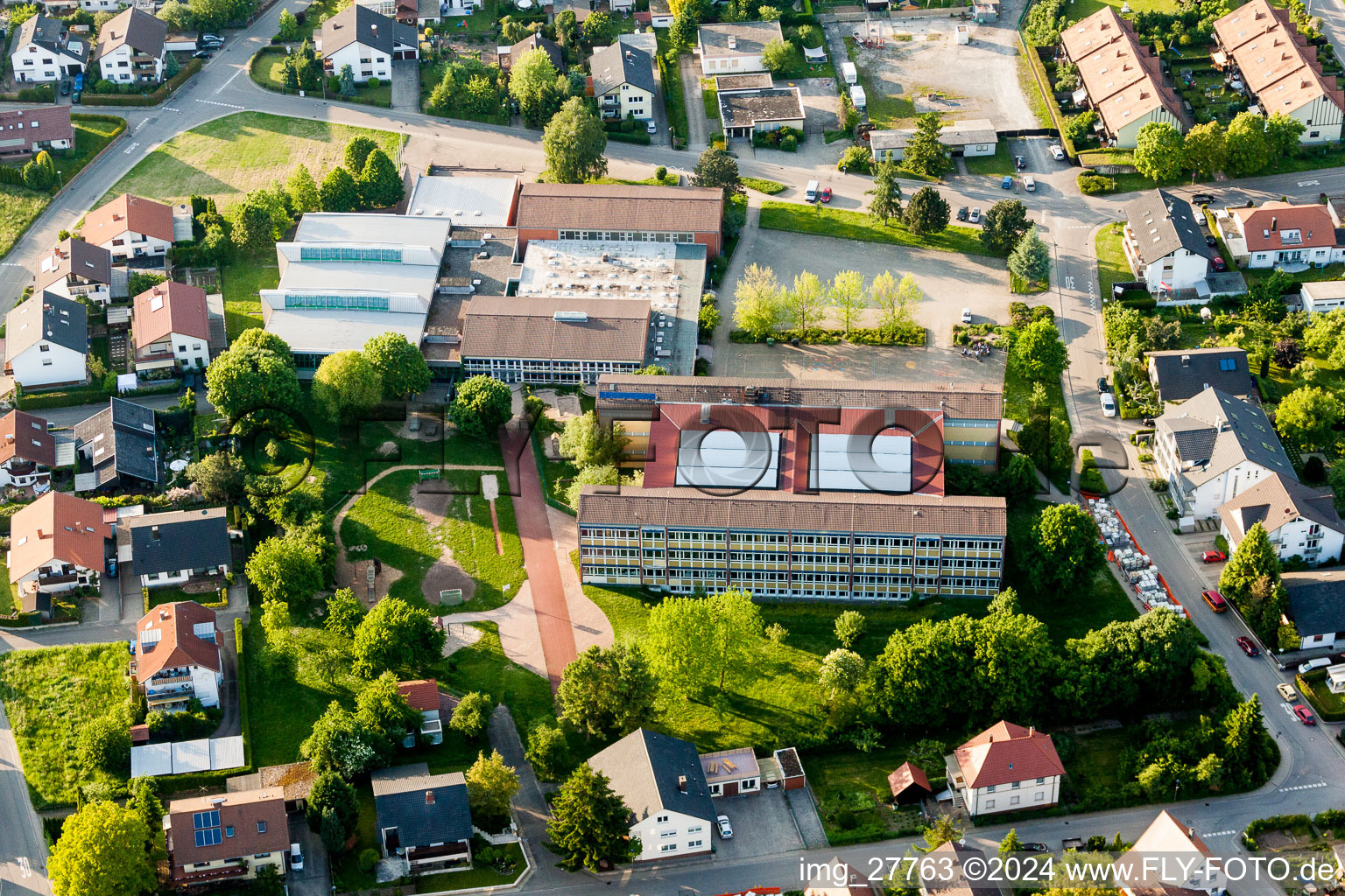 Vue aérienne de École Mannaberg et salle Mannaberg à Rauenberg dans le département Bade-Wurtemberg, Allemagne