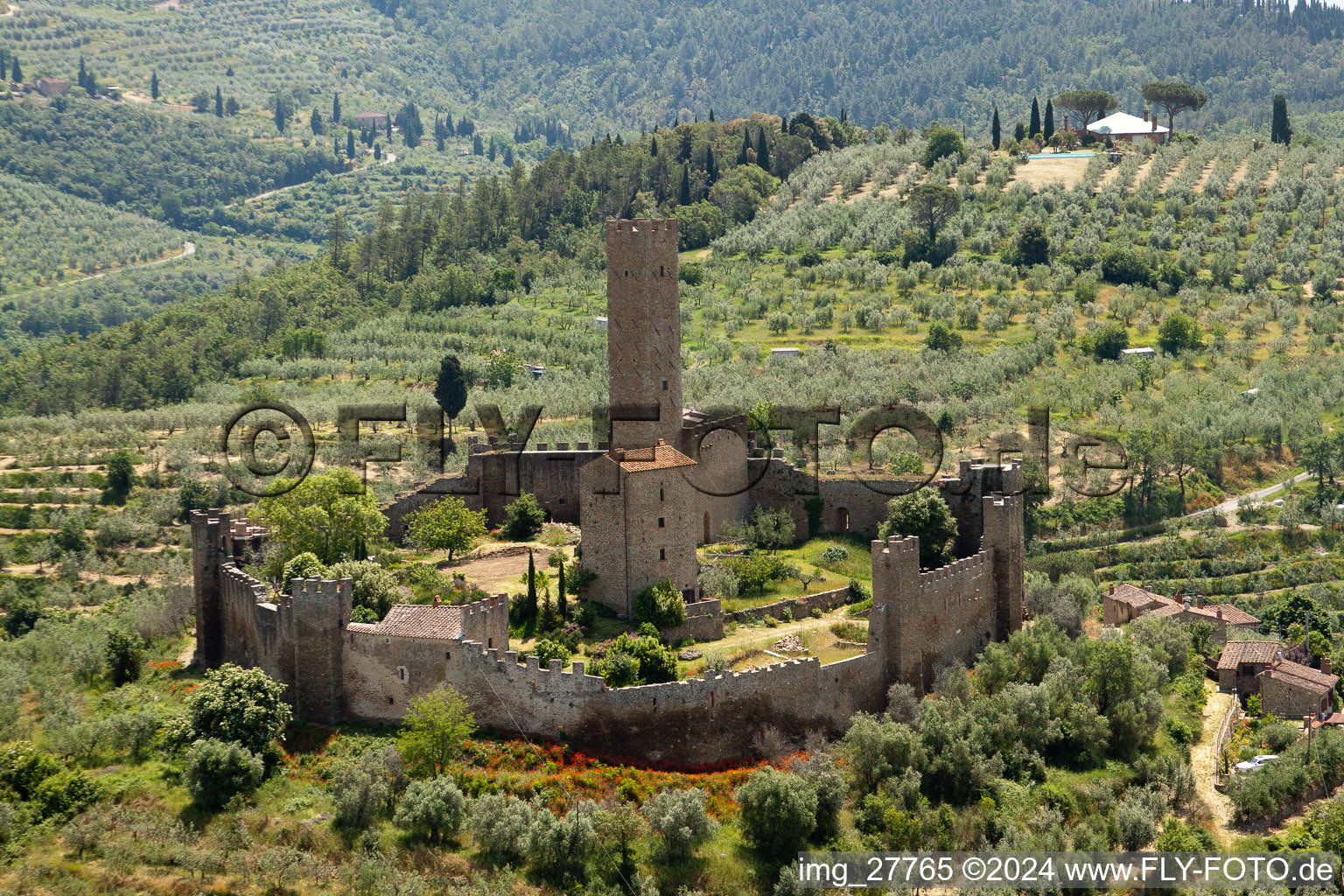 Vue aérienne de Complexe du château Castello di Montecchio Vesponi à Montecchio à Castiglion Fiorentino dans le département Arezzo, Italie