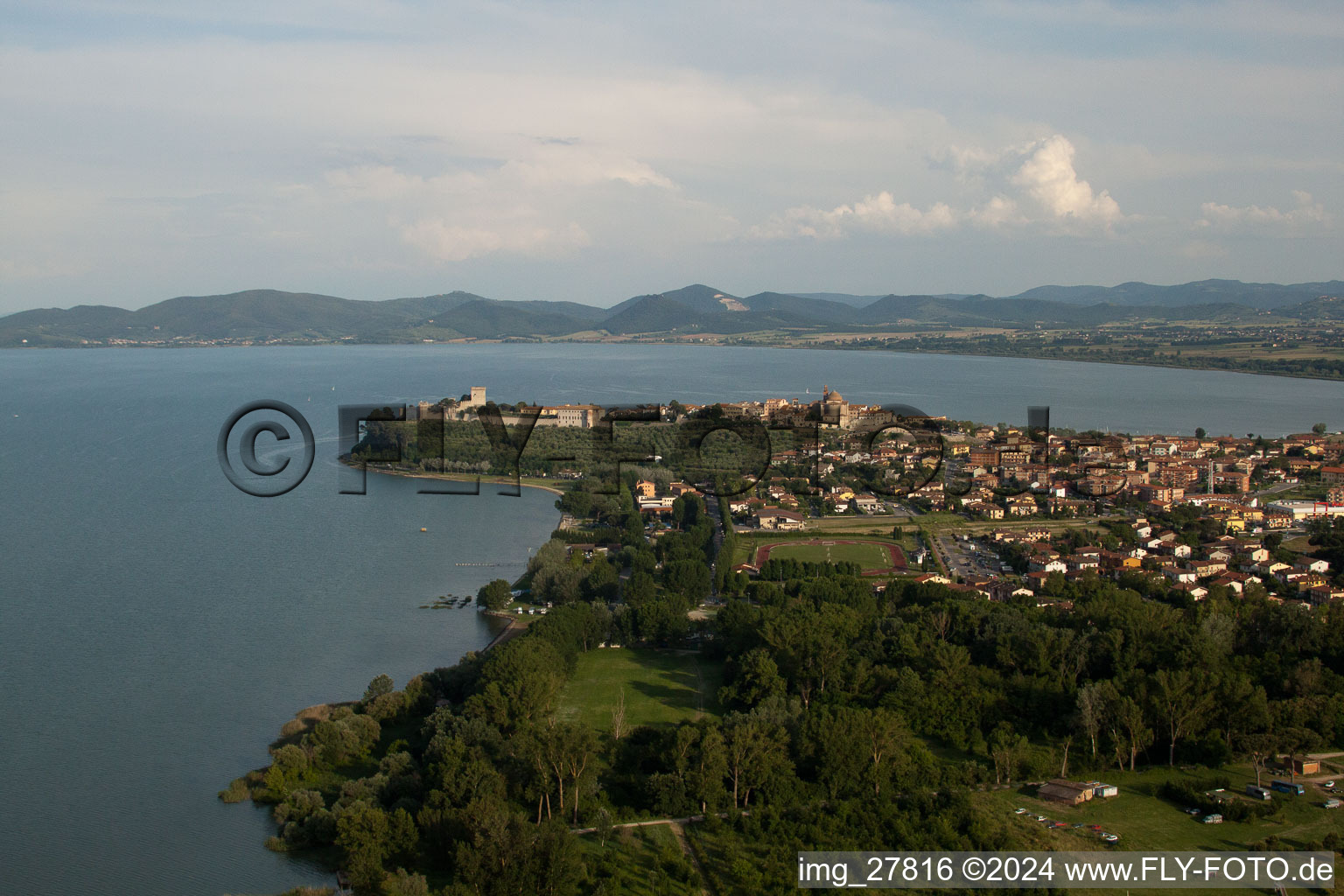 Vue aérienne de Castiglione del Lago dans le département Ombrie, Italie