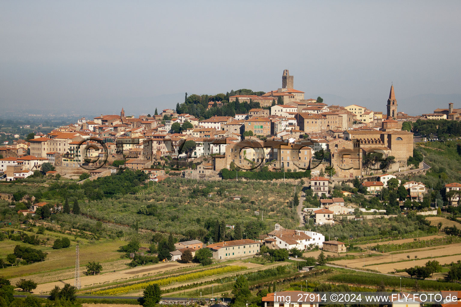 Vue aérienne de Vieille ville et centre-ville à Lucignano dans le département Toscane, Italie