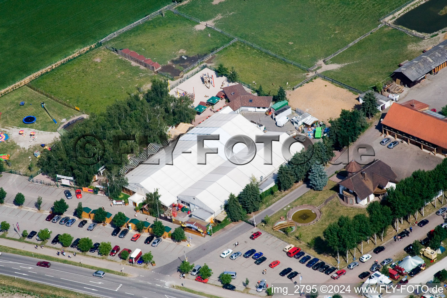 Vue aérienne de Tentes à bière sur le site de l'Adamshof à Kandel dans le département Rhénanie-Palatinat, Allemagne