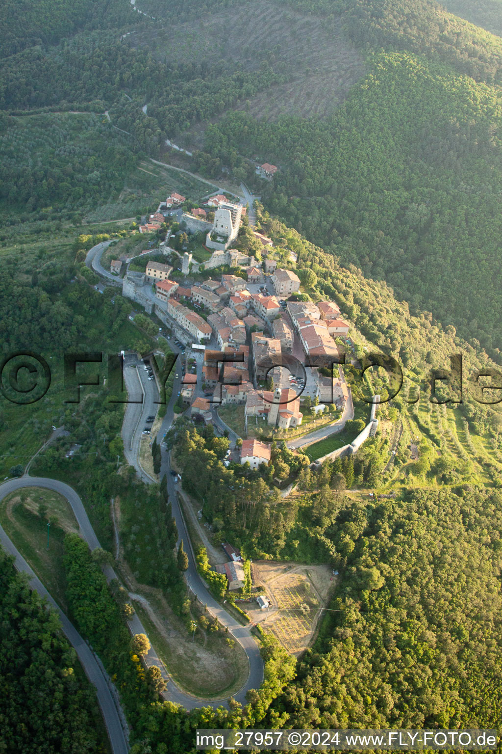 Vue aérienne de Civitella in Val di Chiana dans le département Arezzo, Italie