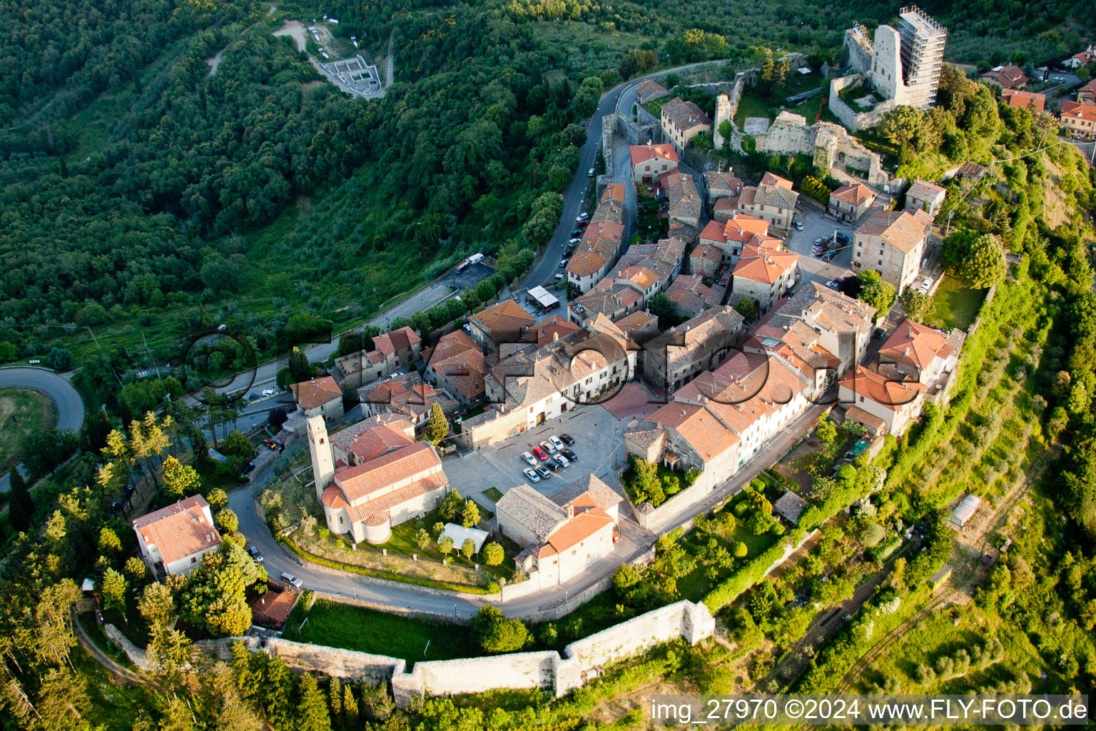 Vue aérienne de Vieille ville et centre-ville à Lucignano dans le département Toscane, Italie