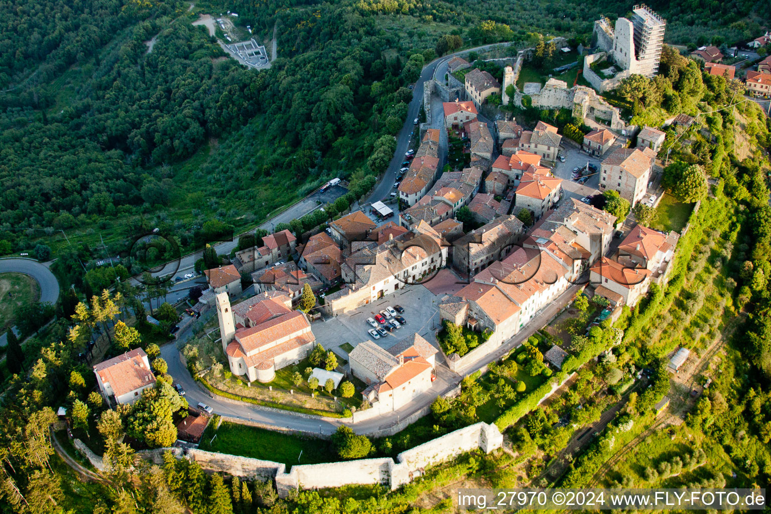 Vue aérienne de Vieille ville et centre-ville à Lucignano dans le département Arezzo, Italie