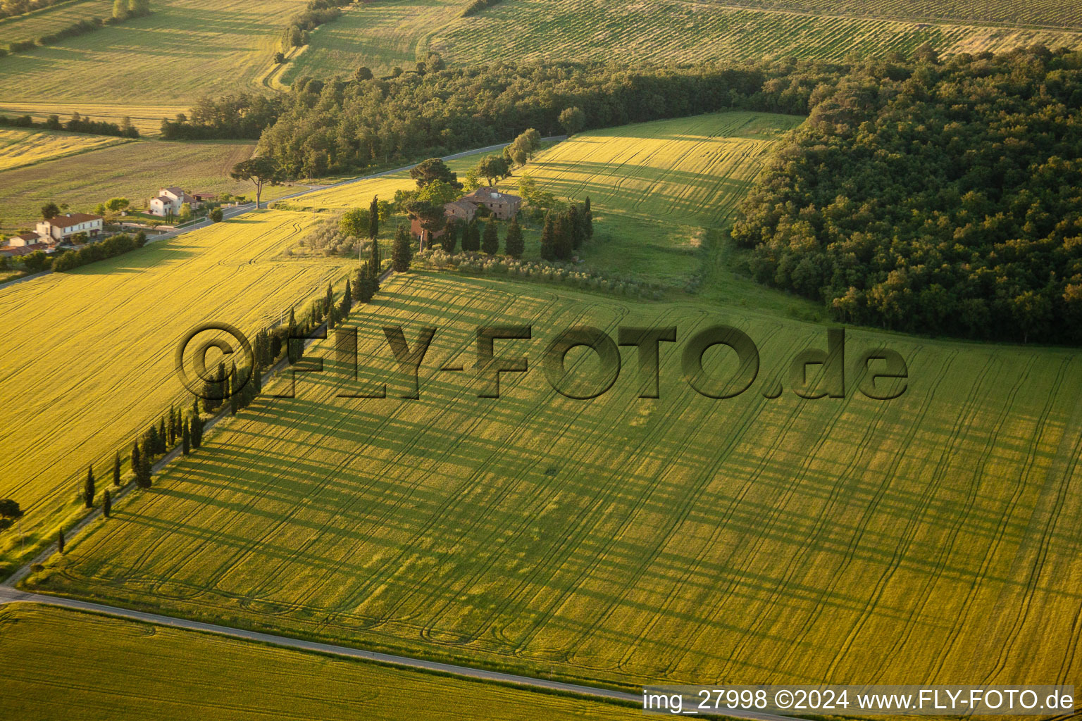 Vue aérienne de Montagnano dans le département Toscane, Italie