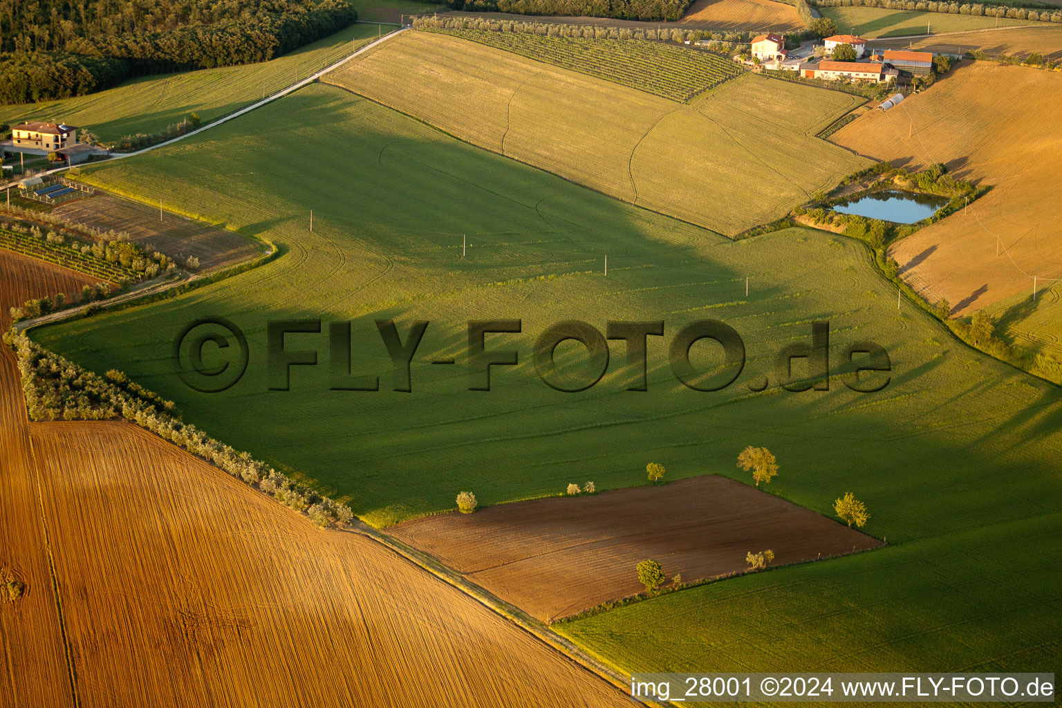 Vue aérienne de Montagnano dans le département Toscane, Italie