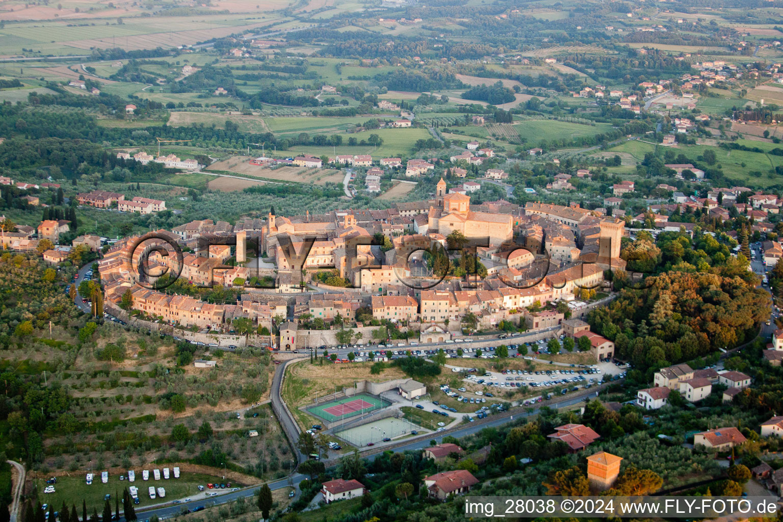 Photographie aérienne de Vieille ville et centre-ville à Lucignano dans le département Arezzo, Italie