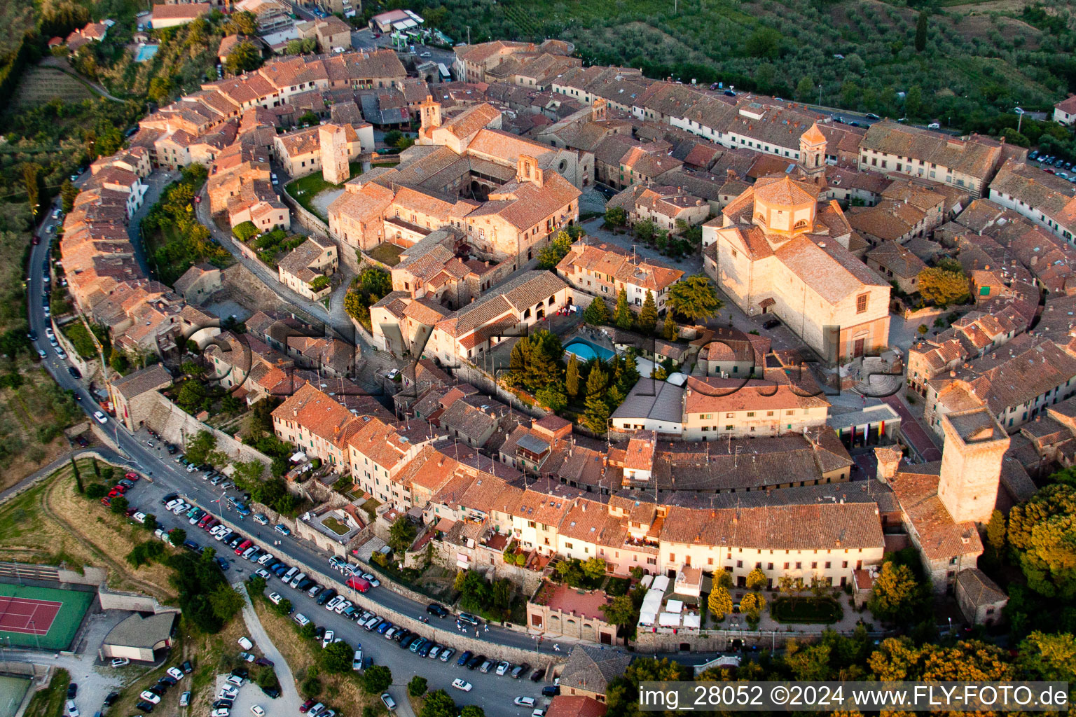 Vue oblique de Vieille ville et centre-ville à Lucignano dans le département Arezzo, Italie