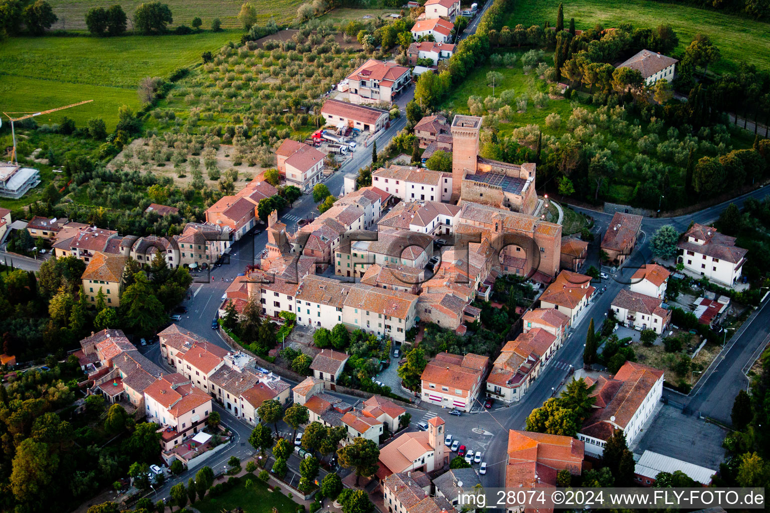 Vue aérienne de Place du centre du village à le quartier Marciano in Marciano della Chiana dans le département Arezzo, Italie