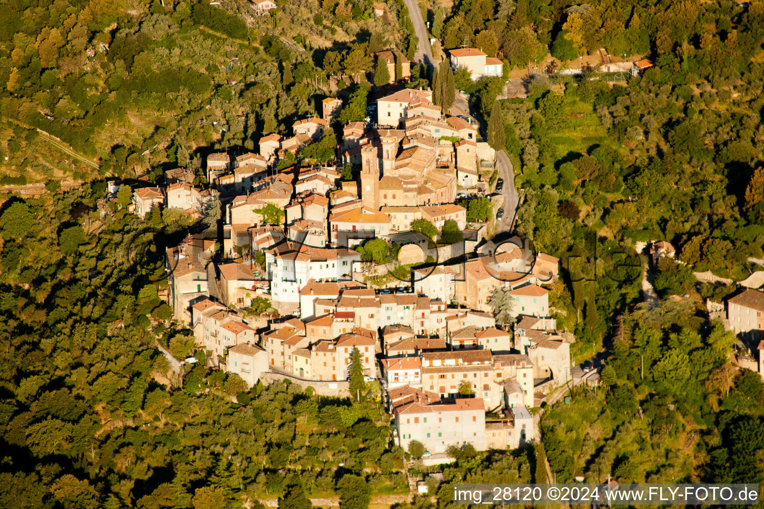 Vieille ville et centre-ville à Lucignano dans le département Arezzo, Italie d'en haut