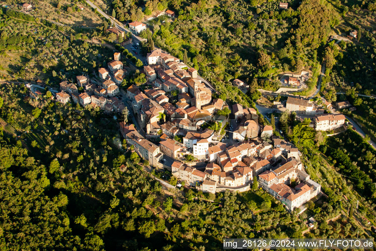 Vue aérienne de Village sur une colline avec église de CHIESA S. BIAGIO au centre du village de Scrofiano à Scrofiano dans le département Toscane, Italie