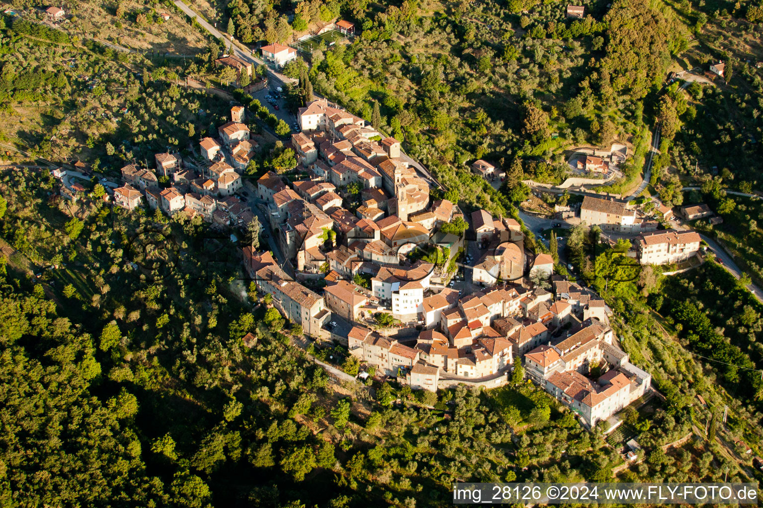 Vue aérienne de Village sur une colline avec l'église de CHIESA S. BIAGIO au centre du village à le quartier Scrofiano in Sinalunga dans le département Siena, Italie