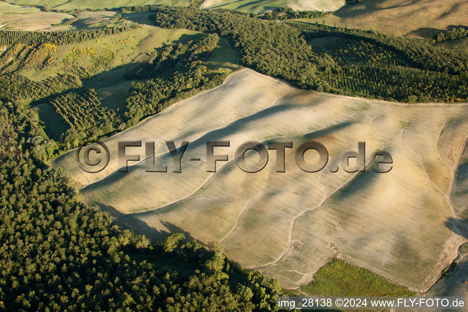 Vue aérienne de Structures dans les champs agricoles à Trequanda dans le département Siena, Italie