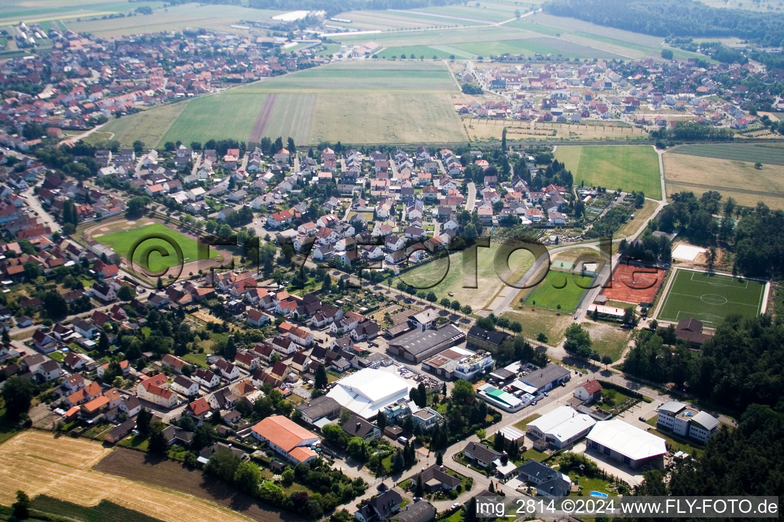 Vue aérienne de Ensemble des installations sportives du club sportif Olympia à Rheinzabern dans le département Rhénanie-Palatinat, Allemagne